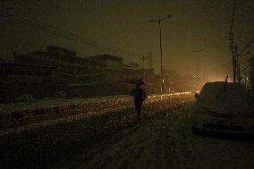 Seasons First Snowfall After Prolonged Dry Spell In Kashmir