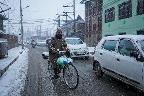 Seasons First Snowfall After Prolonged Dry Spell In Kashmir