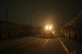 Seasons First Snowfall After Prolonged Dry Spell In Kashmir