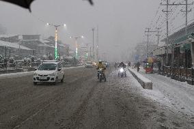 Seasons First Snowfall After Prolonged Dry Spell In Kashmir