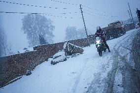 Seasons First Snowfall After Prolonged Dry Spell In Kashmir