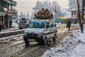 Heavy Snowfall In Kashmir