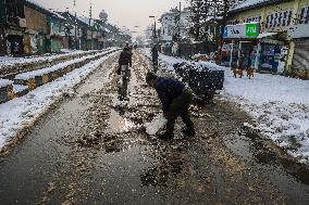 Heavy Snowfall In Kashmir