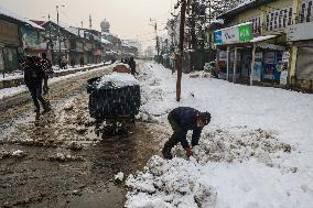 Heavy Snowfall In Kashmir