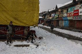 Heavy Snowfall In Kashmir