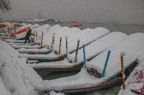 Heavy Snowfall In Kashmir Valley