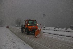 Heavy Snowfall In Kashmir Valley