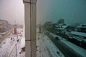 Heavy Snowfall Disrupts Life In Kashmir