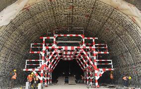 World's Longest Expressway Tunnel Under Construction - China