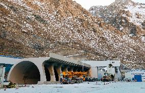 World's Longest Expressway Tunnel Under Construction - China