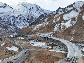 World's Longest Expressway Tunnel Under Construction - China