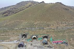 World's Longest Expressway Tunnel Under Construction - China