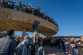 La Torre honors volunteers and victims of the DANA next to the 'Solidarity Bridge'