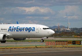 Barcelona airport aircraft on the runway