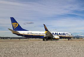 Barcelona airport aircraft on the runway