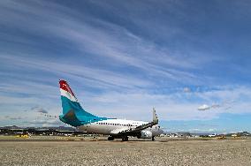 Barcelona airport aircraft on the runway