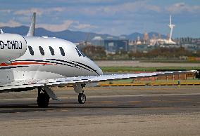 Barcelona airport aircraft on the runway