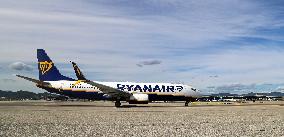 Barcelona airport aircraft on the runway