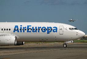 Barcelona airport aircraft on the runway