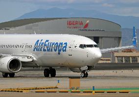 Barcelona airport aircraft on the runway