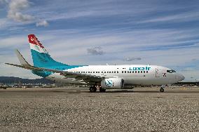 Barcelona airport aircraft on the runway