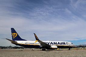 Barcelona airport aircraft on the runway