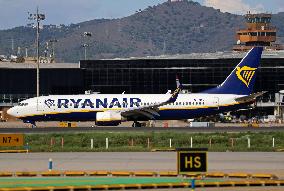 Barcelona airport aircraft on the runway