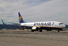 Barcelona airport aircraft on the runway