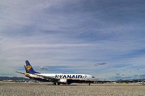 Barcelona airport aircraft on the runway