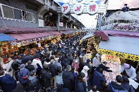 Year-end shopping in Tokyo's Ueno district