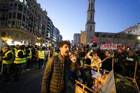 Over 100,000 People Protest - Valencia