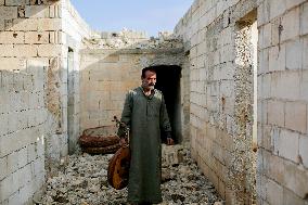 Oud Player And Singer Lost His Home - Idlib