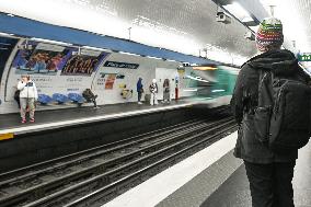 Daily Life In Paris During Christmas Season