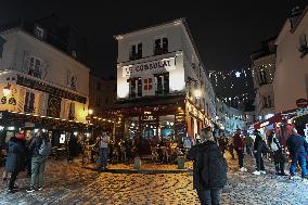 Daily Life In Paris During Christmas Season