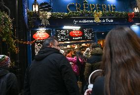 Daily Life In Paris During Christmas Season