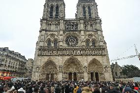 Daily Life In Paris During Christmas Season