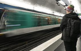 Daily Life In Paris During Christmas Season