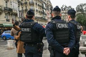 Daily Life In Paris During Christmas Season