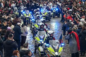 Daily Life In Paris During Christmas Season