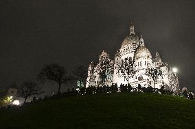 Daily Life In Paris During Christmas Season