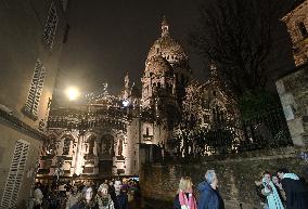 Daily Life In Paris During Christmas Season