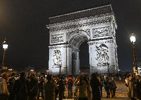 Daily Life In Paris During Christmas Season