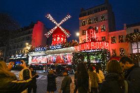 Daily Life In Paris During Christmas Season