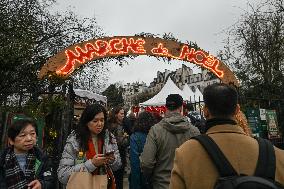 Daily Life In Paris During Christmas Season