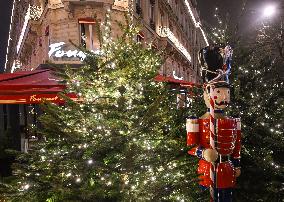 Daily Life In Paris During Christmas Season