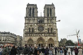 Daily Life In Paris During Christmas Season