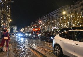 Daily Life In Paris During Christmas Season