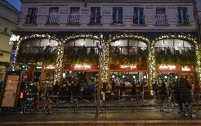 Daily Life In Paris During Christmas Season