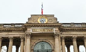 Daily Life In Paris During Christmas Season