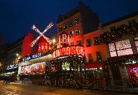 Daily Life In Paris During Christmas Season